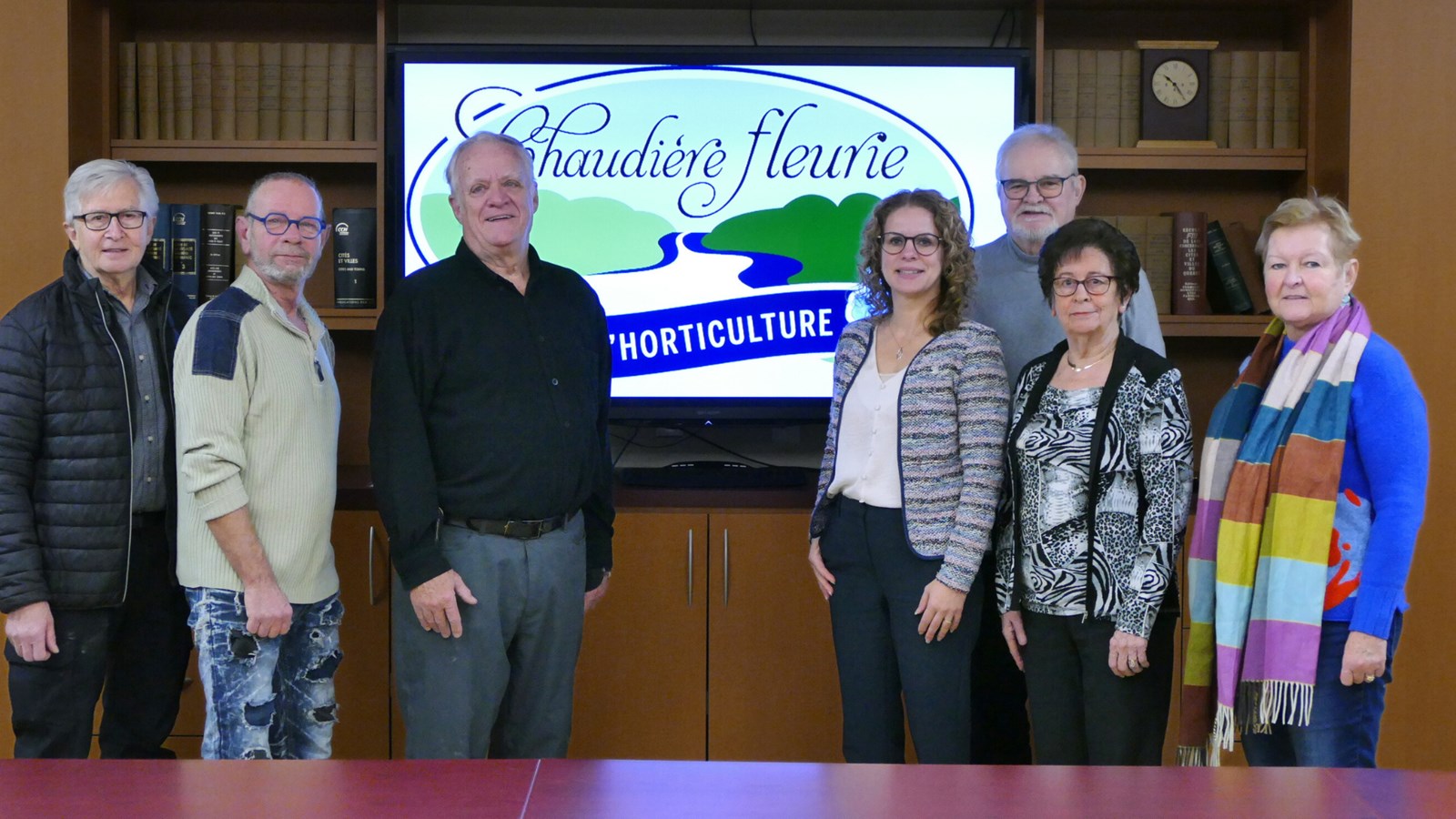 Les membres de la Société d'horticulture La Chaudière Fleurie, et la mairesse de Ville Saint-Georges, Manon Bougie