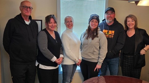 De gauche à droite: Michel Mondou, prêtre et président de la Fabrique de la paroisse Sainte-Famille-de-Beauce, Cindy Paradis, directrice générale de la municipalité de Frampton, Claudia Labrie, directrice générale de la Fabrique, Émilie Ferland, Clifford Miller et Gina Cloutier, mairesse de Frampton