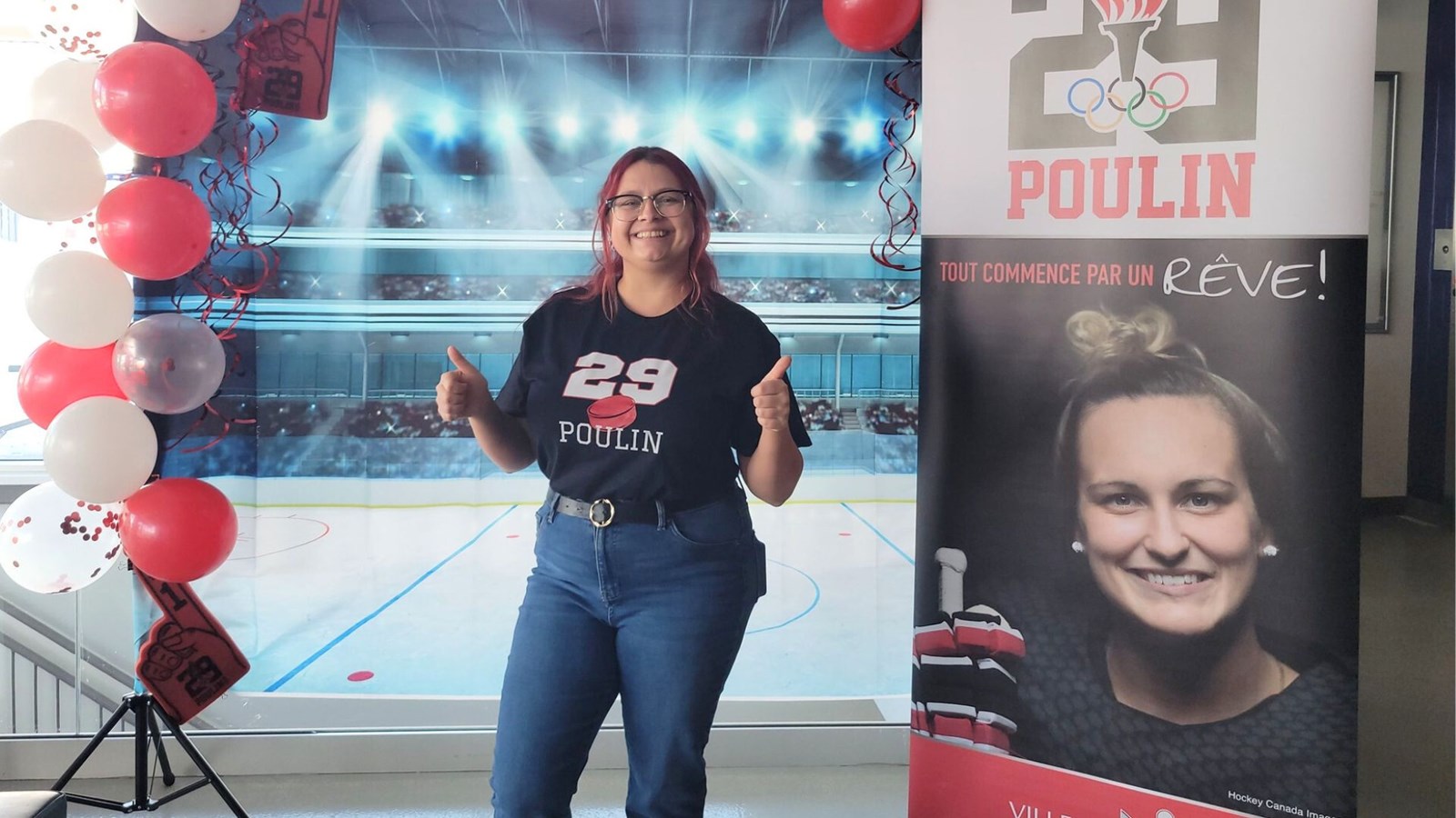 L'adjointe aux communications de la Ville de Beauceville, Rose-Soleil Audet, est fin prête pour le match de demi-finale, qui sera diffusé en direct sur les écrans de l'Aréna EJM/René-Bernard.