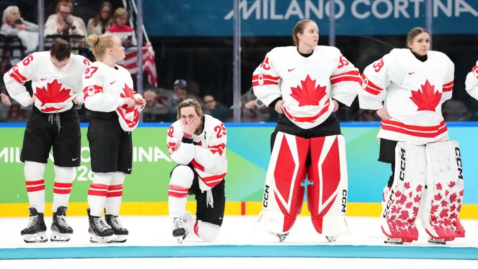 Agenouillée, la capitaine Marie-Phllip Poulin, après cette amère défaite. Malgré tout, la Beaucevilloise est quintuple médaillée olympique, avec trois récoltes en or et deux en argent, depuis sa toute première participation aux Jeux de Vancouver en 2010.