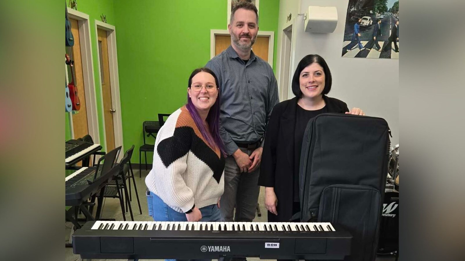 Sur la photo: Sarah Cliche, enseignante de musique, Véronique Lambert, enseignante de musique, et Pierre-Olivier Boivin, directeur adjoint des écoles D'Youville et Lambert.