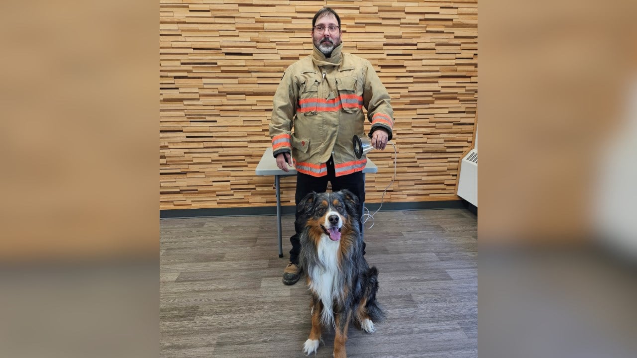 Keven Giguère, Directeur du service de sécurité incendie de Frampton accompagné de Charlot