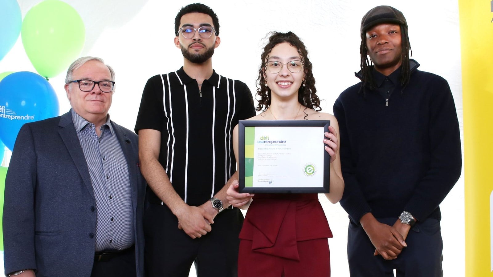 Les concepteurs du projet «Espace Libre Marché», Haitam Oudah, Laura Hétu, et Fabrice Kouakou, ont reçu leur prix des mains du député de Beauce-Nord, Luc Provençal.
